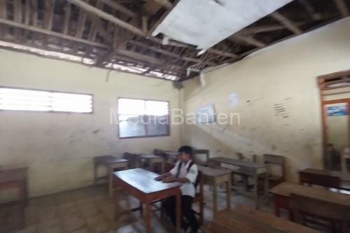 Gedung MTs Azahra Cibadak rusak parah. Foto: Antara