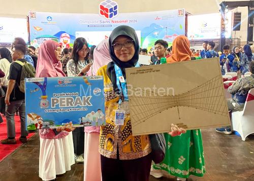 Sarisha Adhiela Maruti, peraih medali perak OSN bidang kebumian dari SMA Muhi Yogyakarta. Foto Yusron Ardi Darmawan