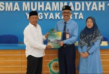 Plt Kepala SMA Muhi Yogyakarta, Herynugroho menyerahkan bantuan pendidikan. Foto Yusron Ardi Darma