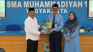 Plt Kepala SMA Muhi Yogyakarta, Herynugroho menyerahkan bantuan pendidikan. Foto Yusron Ardi Darma