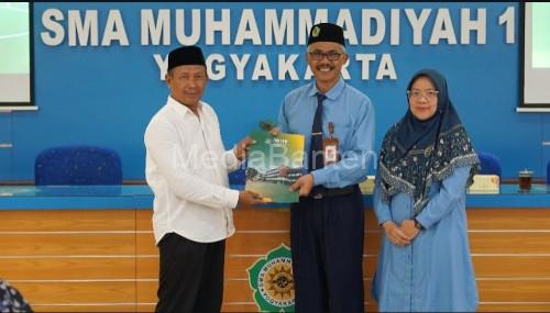 Plt Kepala SMA Muhi Yogyakarta, Herynugroho menyerahkan bantuan pendidikan. Foto Yusron Ardi Darma