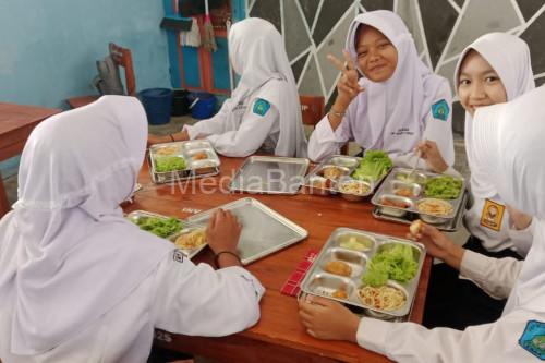 Para murid di Lebak yang menerima manfaat Program MBG. Foto; Antara