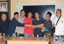 Jemaat GKPI dengan warga akhirnya berdamai di Rajeg, Kabuapten Tangerang. Foto Antara