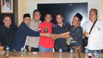 Jemaat GKPI dengan warga akhirnya berdamai di Rajeg, Kabuapten Tangerang. Foto Antara