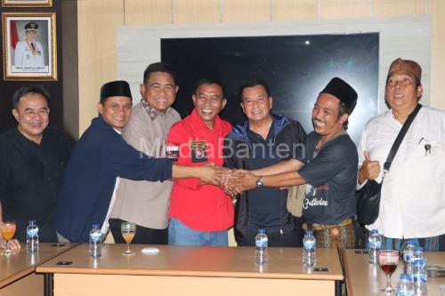 Jemaat GKPI dengan warga akhirnya berdamai di Rajeg, Kabuapten Tangerang. Foto Antara