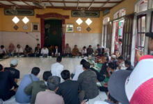 Mysyawarah penghuni tanah wakaf Masjid At-Tsauroh Serang. Foto: Aden Hasanudin