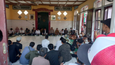 Mysyawarah penghuni tanah wakaf Masjid At-Tsauroh Serang. Foto: Aden Hasanudin