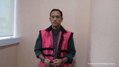 Nadiem Makarim dikenakan rompi orange sebagai tersangka. Foto: Penkum Kejagung