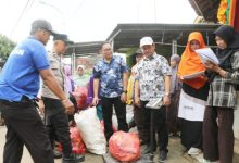 Wakil Bupati Serang, Muhamamd Najib Hamas saat meninjau bank sampah. Foto Antara