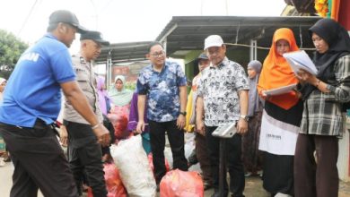 Wakil Bupati Serang, Muhamamd Najib Hamas saat meninjau bank sampah. Foto Antara