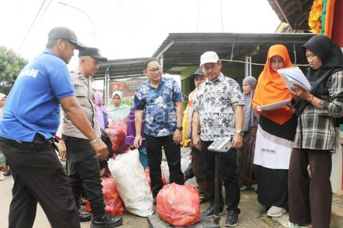 Wakil Bupati Serang, Muhamamd Najib Hamas saat meninjau bank sampah. Foto Antara