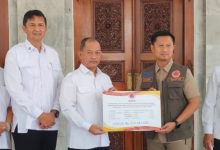 Wakil Bupati Serang, Najib Hamas menerima bantuan logistik dan peralatan dari BNPB. Foto Antara