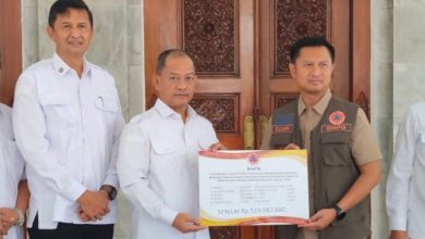 Wakil Bupati Serang, Najib Hamas menerima bantuan logistik dan peralatan dari BNPB. Foto Antara