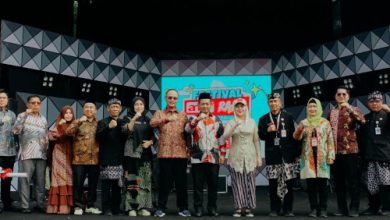 Wakil Bupati Serang, Najib Hamas bersama pejabat Pemkab Brebes. Foto: Antara