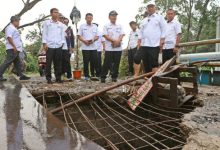 Wakil Bupati Serang, Najib Hamas meninjual jembatan Cikambuy. Foto: Istimewa
