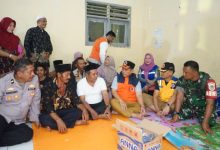 Wakil Bupati Serang, Naib Hamas mengunjungi korban tanah longsor di Padarincang. Foto Antara