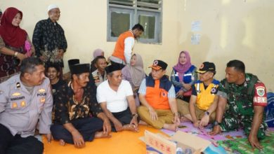 Wakil Bupati Serang, Naib Hamas mengunjungi korban tanah longsor di Padarincang. Foto Antara