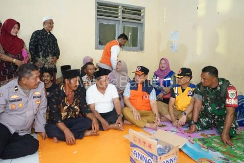 Wakil Bupati Serang, Naib Hamas mengunjungi korban tanah longsor di Padarincang. Foto Antara
