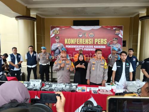 Kapolres Serang, AKBP Condro Sasongko ungkap jaringan narkoba lintas provinsi. Foto: Yono