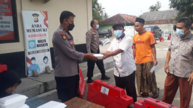 Polsek Carenang membagikan nasi kotak.