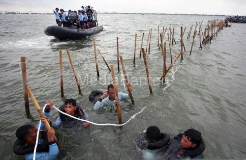 Nelayan ikut membongkar pagar laut 30,16 Km di perairan Tangerang. Foto: Antara