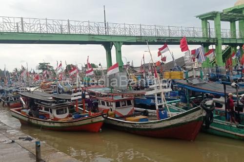 Sekumpulan perahu nelayan yang bersandar di salah satu muara di Lebak. Foto Antara