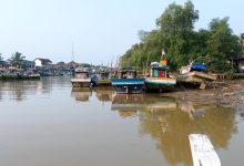 Kegiatan nelayan di muara Laut Sumur. Foto: Antara