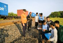 Teguran terhadap warga yang beraktivitas di jalur KA. Foto: Antara