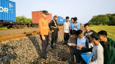 Teguran terhadap warga yang beraktivitas di jalur KA. Foto: Antara