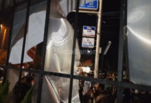 Massa mengamuk di KPU Kota Serang merusak sejumlah fasilitas. Foto: Abudl Hadi