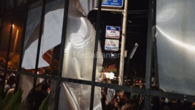 Massa mengamuk di KPU Kota Serang merusak sejumlah fasilitas. Foto: Abudl Hadi