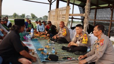 Kapolres Serang, AKBP Condro Sasongko ngobrol santai. Foto: Yono