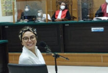 Gaya Nikita Mirzani saat sidang dakwaan di PN Serang. Foto: BR