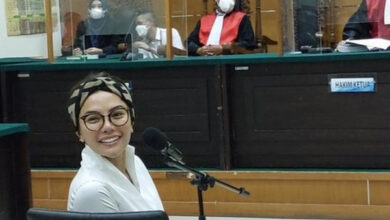 Gaya Nikita Mirzani saat sidang dakwaan di PN Serang. Foto: BR