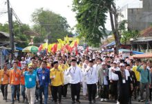 Andika Hazrumy - Nanang Supriatna, Cabup dan Cawabup Serang diantar seribu santri ke KPU. Foto: Budi Wahyu Iskandar