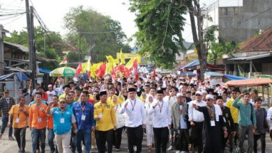 Andika Hazrumy - Nanang Supriatna, Cabup dan Cawabup Serang diantar seribu santri ke KPU. Foto: Budi Wahyu Iskandar