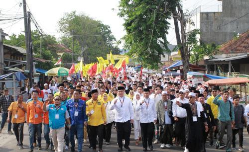 Andika Hazrumy - Nanang Supriatna, Cabup dan Cawabup Serang diantar seribu santri ke KPU. Foto: Budi Wahyu Iskandar