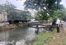 Pemkot Tangerang melakukan normalisasi drainase dan anak Sungai Cisadane. Foto: Antara