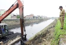 Pemkot Tangerang melakukan normalisasi sungai. Foto Antara