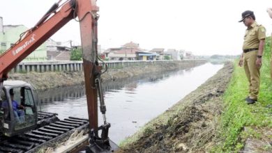 Pemkot Tangerang melakukan normalisasi sungai. Foto Antara
