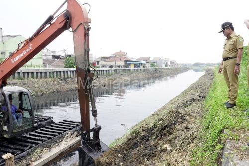 Pemkot Tangerang melakukan normalisasi sungai. Foto Antara