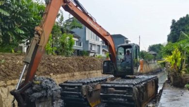 normalisasi saluran sekunder di KOta Tangerang untuk mencegah banjir. Foto Antara