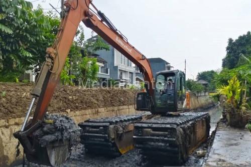 normalisasi saluran sekunder di KOta Tangerang untuk mencegah banjir. Foto Antara