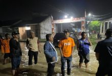 wakil Wali Kota Serang, Nur Agis Aulia saat meninjau banjir. foto antara