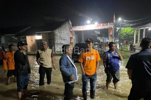 wakil Wali Kota Serang, Nur Agis Aulia saat meninjau banjir. foto antara