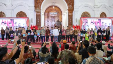 Nusron Wahid, Menteri Agraria / ATR membagikan sertifikat hak atas tanah di Banten. Foto: Biro Adpim Pemprov Banten