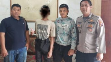 Orang dengan gangguan jiwa terpergok saat bawa motor warga. Foto: Yono