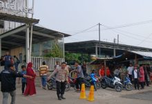 Pengamanan yang dilakukan Polsek Cisoka usai peristiwa penghadangan dan penurunan penumpang taksi online di Stasiun KA Tigaraksa. Foto: Antara