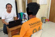 Oknum guru honorer SMP di Kopo tngah diperiksa polisi dari Polres Serang. Foto: Yono