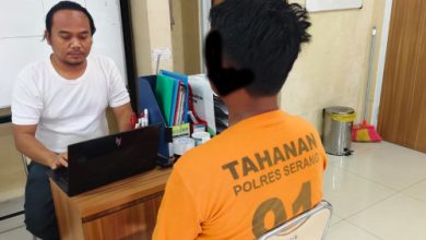 Oknum guru honorer SMP di Kopo tngah diperiksa polisi dari Polres Serang. Foto: Yono